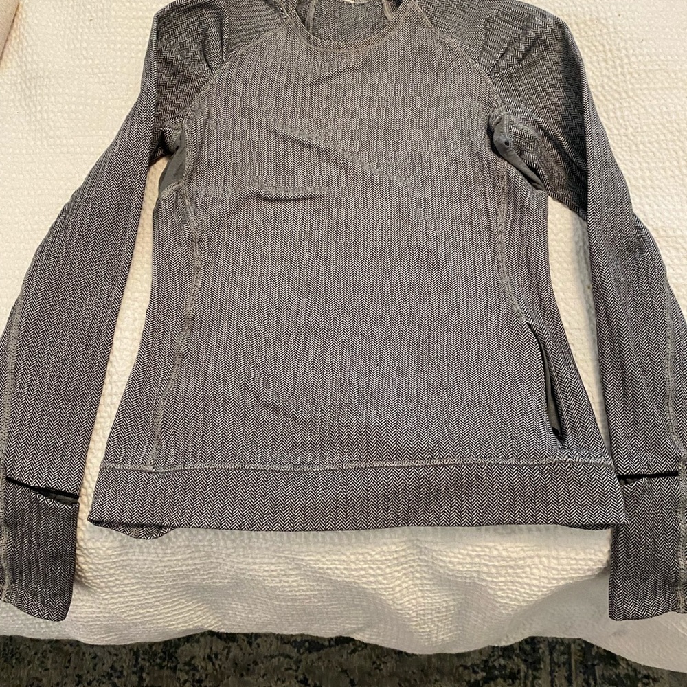 Lululemon pullover size 4